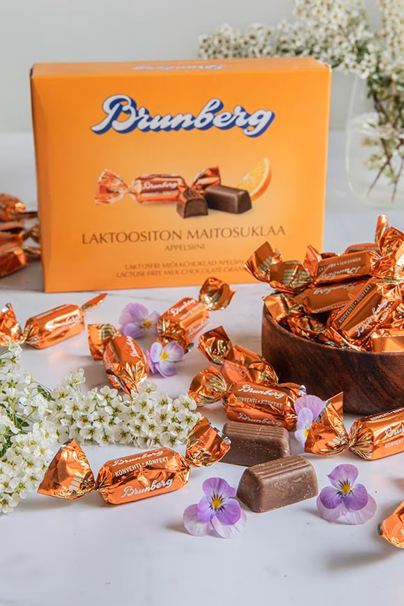 Laktoositon appelsiini-maitosuklaakonvehti