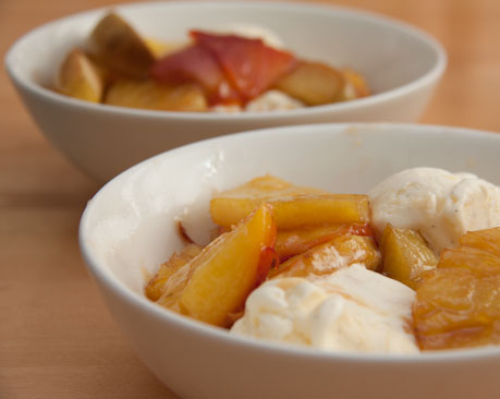 Vaniljajäätelö ja karamellisoidut hedelmät