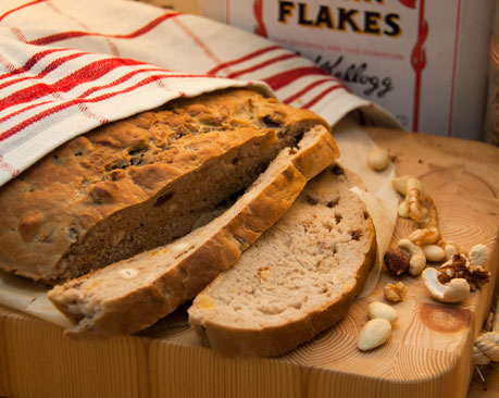 Pähkinäinen hedelmäleipä