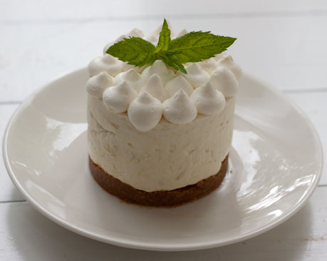 Valkosuklaa-raparperijuustokakku