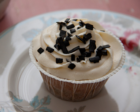 Sitruuna-lakritsikuppikakut