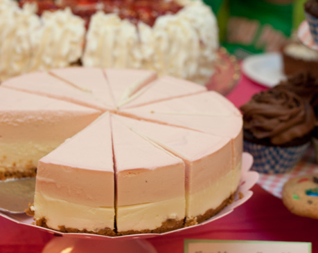 Punaherukka-valko&shy;suklaakakku