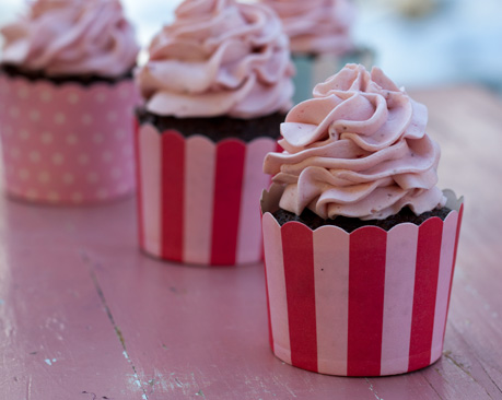 Mansikka-suklaakuppikakut