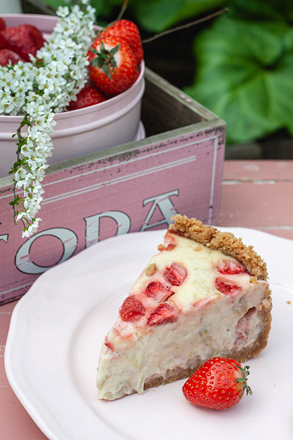 Mansikkainen raparperijuustokakku