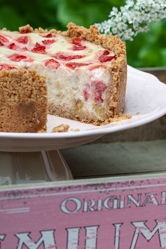 mansikka-raparperijuustokakku