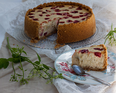 Mansikkainen raparperijuustokakku