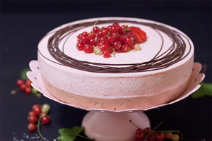 Mansikka-suklaamoussekakku