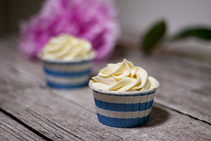 Raparperi-valkosuklaakuppikakut