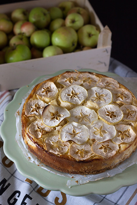 Uuniomena-juustokakku