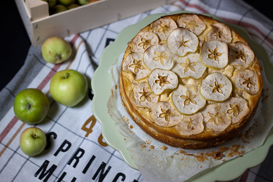 Uuniomena-juustokakku