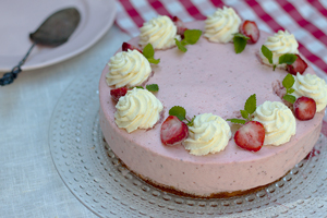 Mansikka-raparperikakku