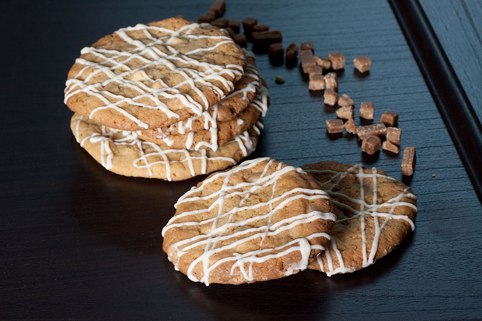 Valkosuklaa-fudge cookiesit