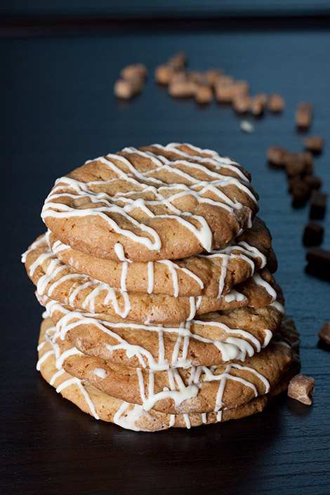 Valkosuklaa-fudge cookiesit