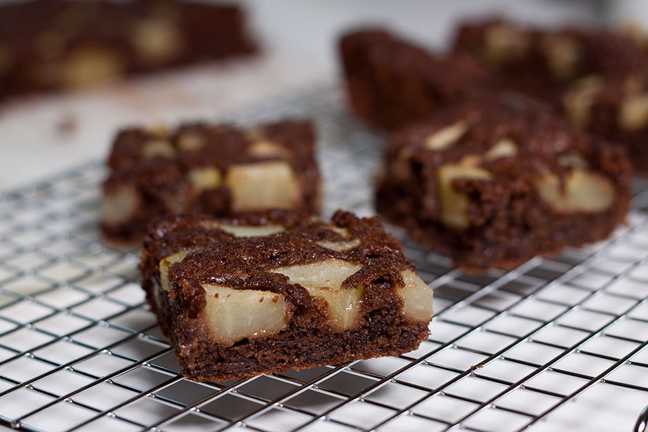 Helppo päärynä-suklaapiirakka