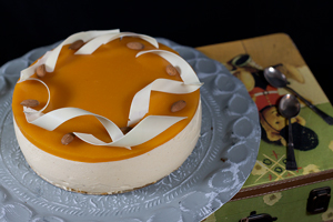 Mangojuustokakku suklaakoristein