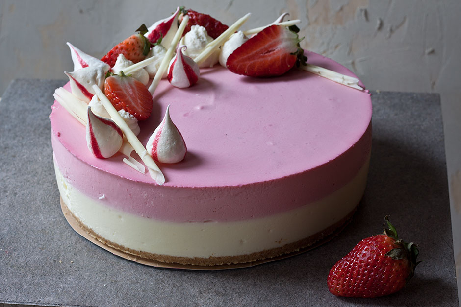 Vadelma-valkosuklaa&shy;juustokakku