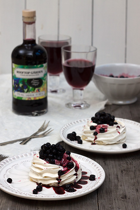 Inkivääripavlovat marinoiduilla mustikoilla