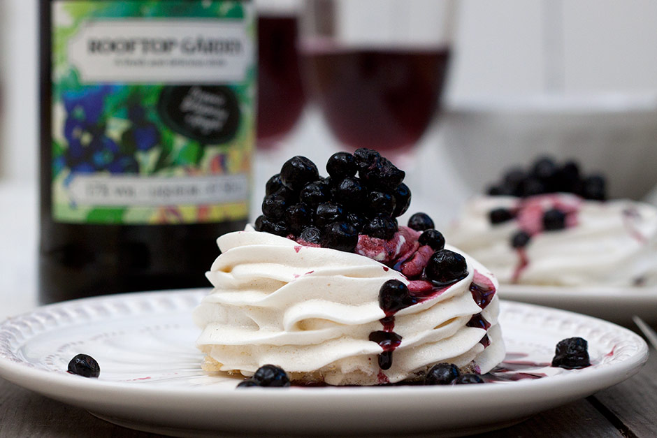 Inkivääripavlovat marinoiduilla mustikoilla