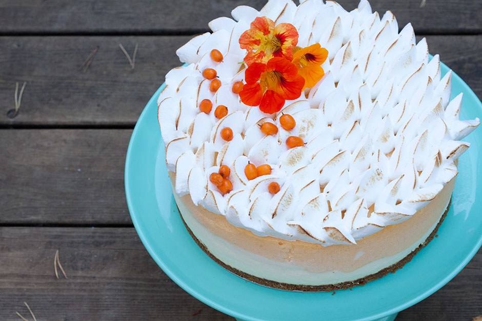 Tyrni-valkosuklaakakku