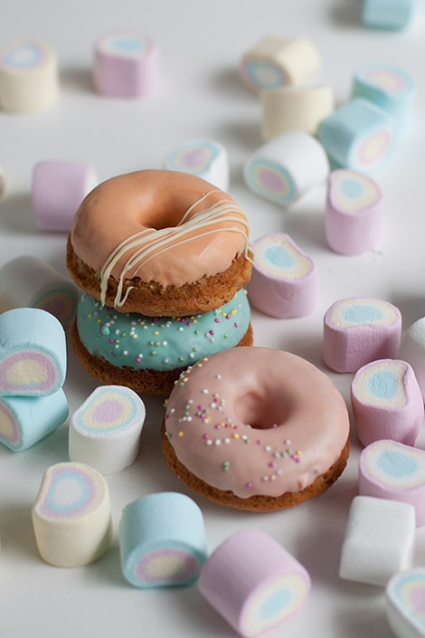 Pastellin väriset donitsit