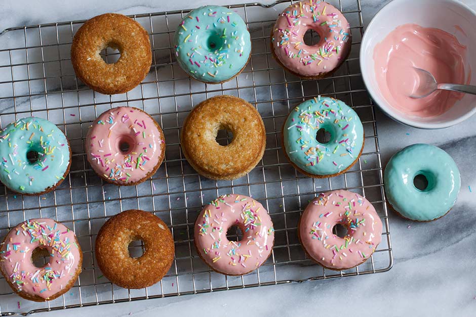 Pastellin väriset donitsit