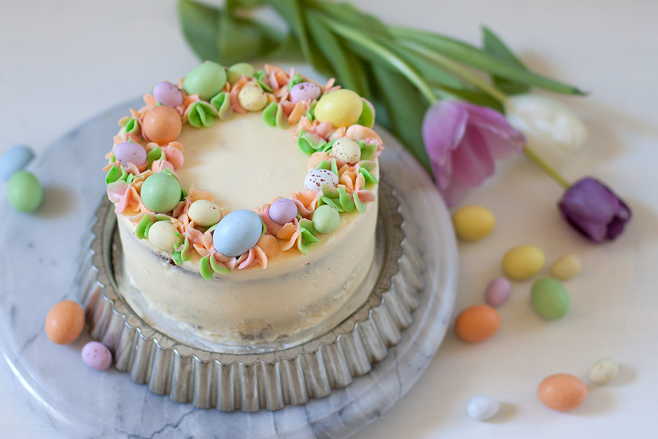 Pääsiäiskakku kranssilla