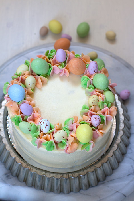 Pääsiäiskakku kranssilla