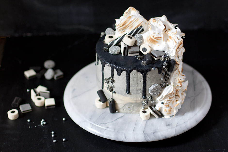 Mustavalkoinen kakku