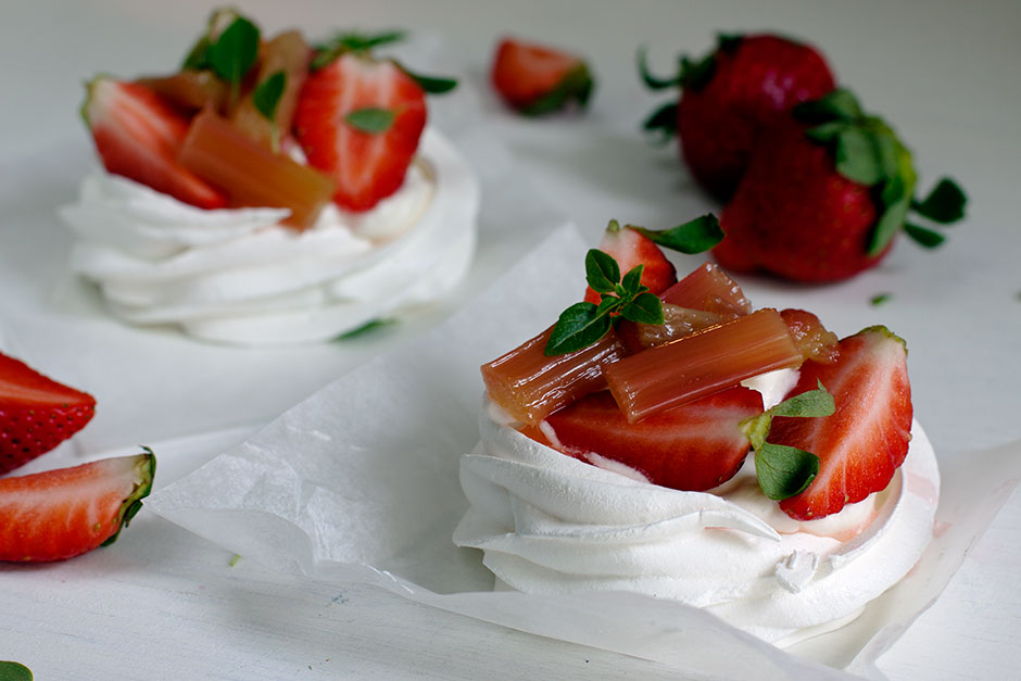 Raparperi-mansikkapavlovat