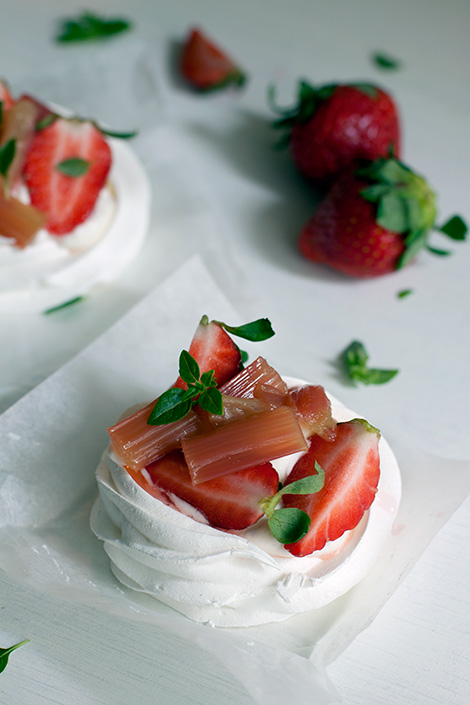 Raparperi-mansikkapavlovat