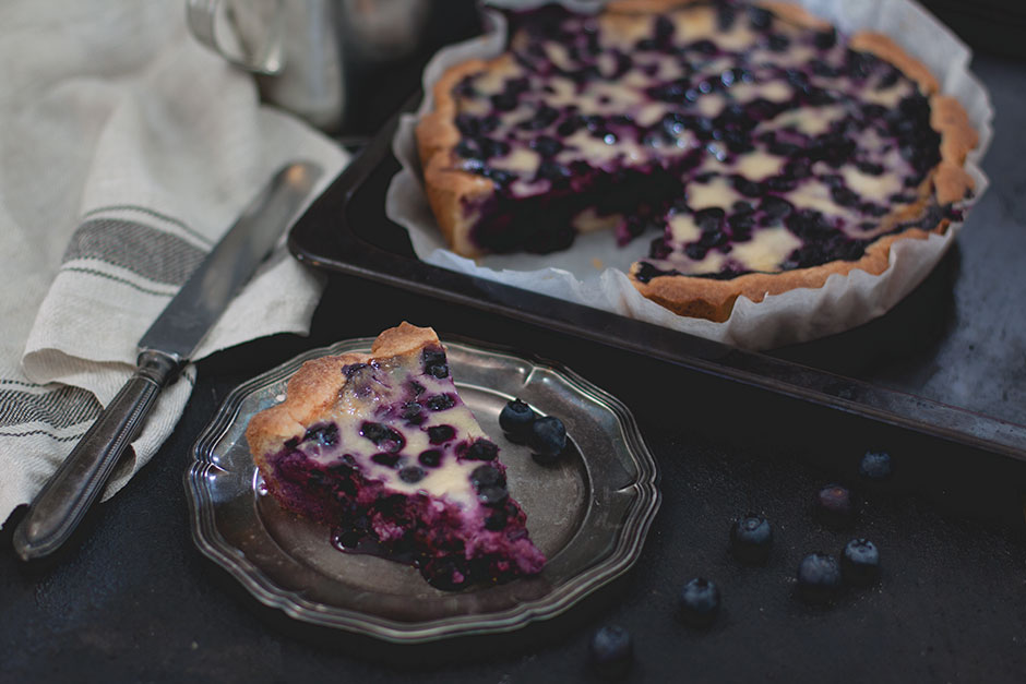 Mustikkapiirakka kermaviilitäytteellä