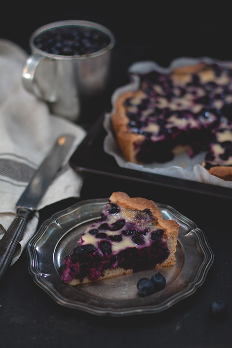 Mustikkapiirakka kermaviilitäytteellä