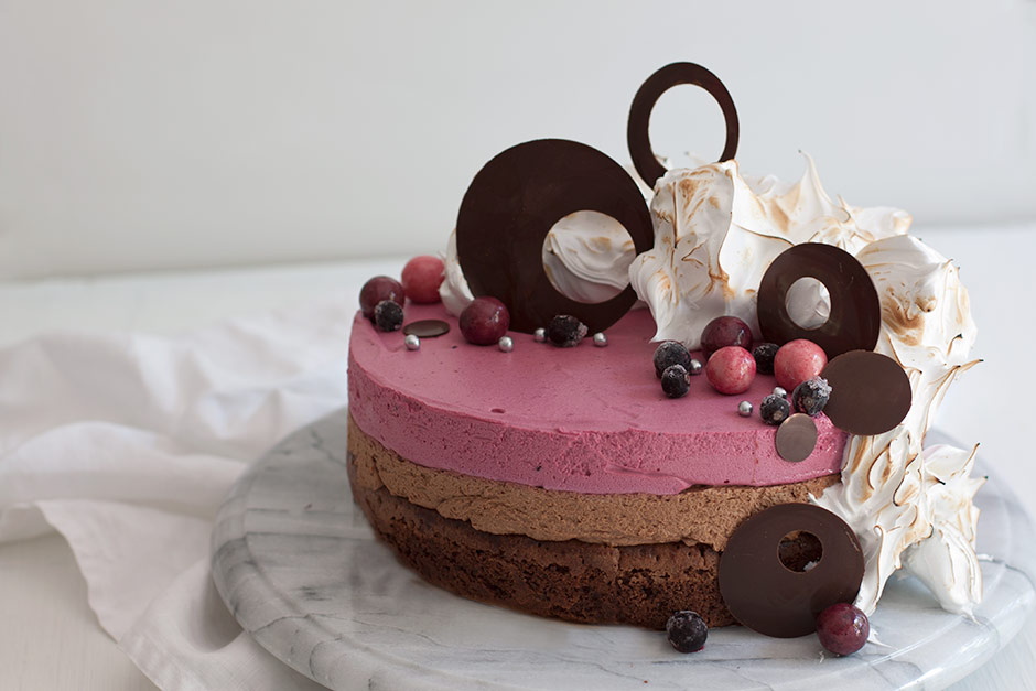 Mustaherukka-suklaamoussekakku