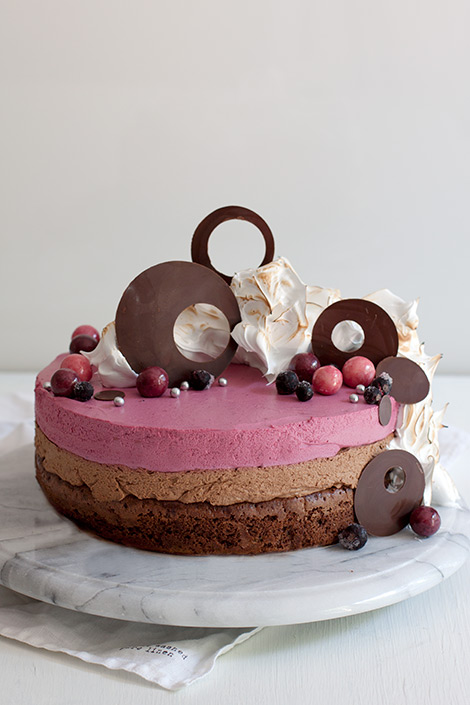 Mustaherukka-suklaamoussekakku