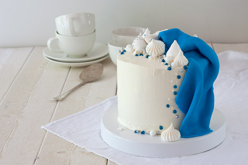 Sinivalkoinen mustikkakakku