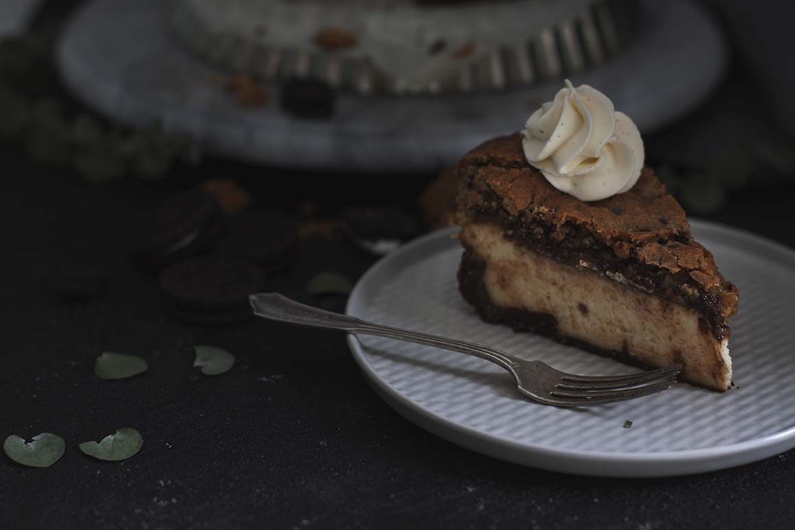 Brownie-juustokakku keksikuorrutteella
