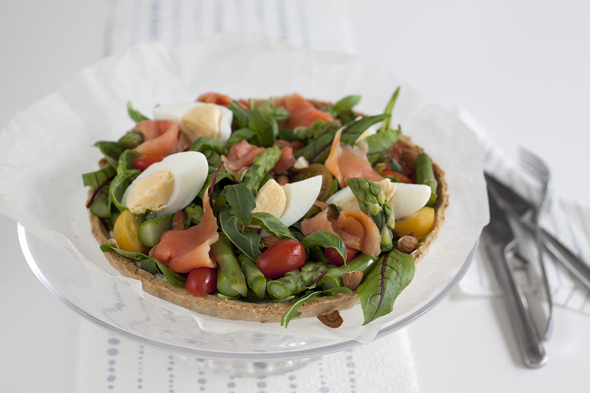 Kylmäsavulohi-salaattipiirakka