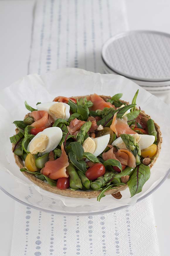 Kylmäsavulohi-salaattipiirakka