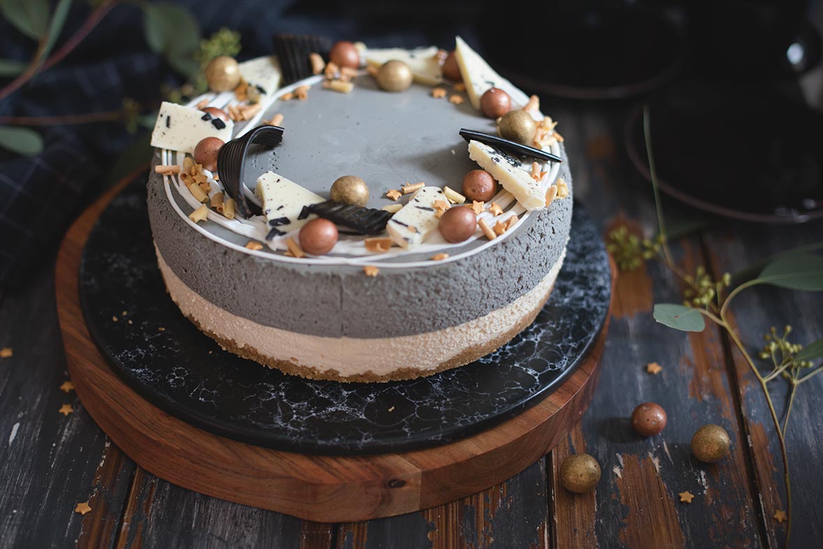 Paahdettu valkosuklaa-salmiakkikakku