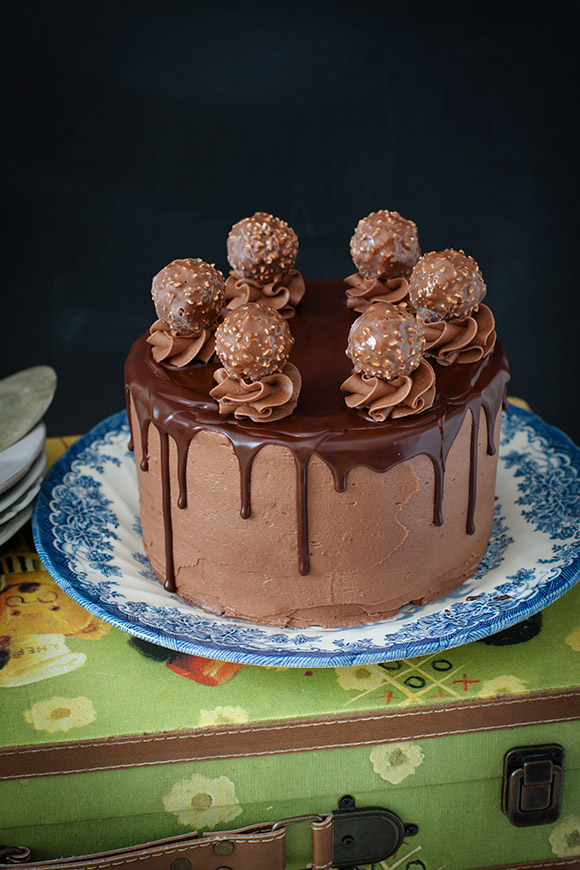 Hasselpähkinä-suklaakakku