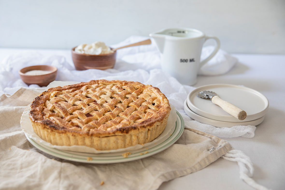 Kesän ensimmäinen raparperipiirakka