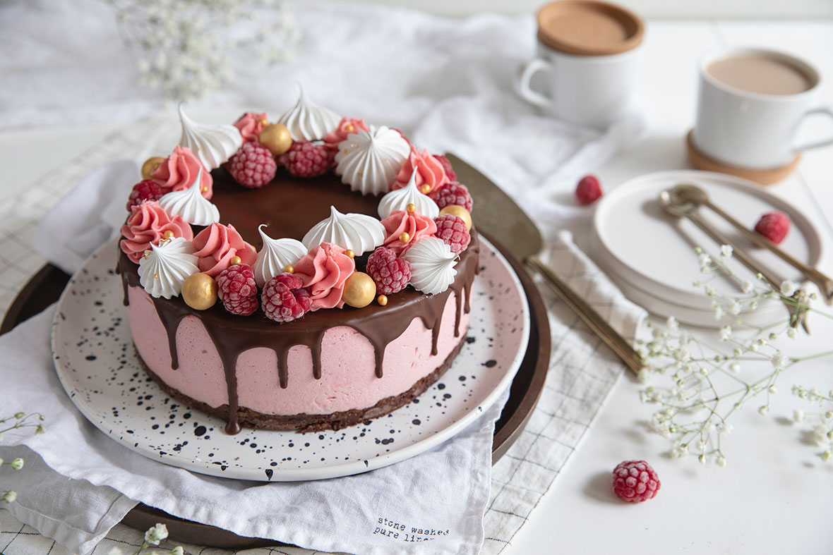 Vadelmakakku keksisydämellä