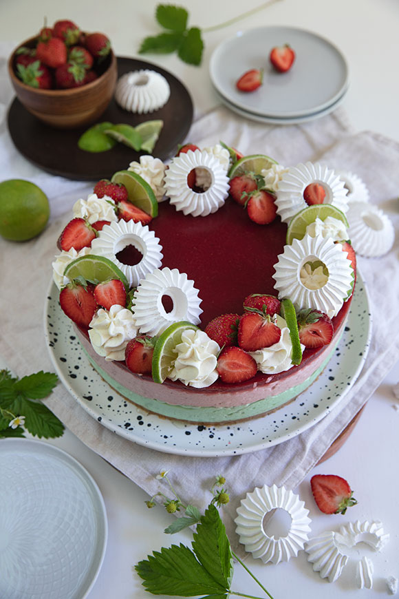 Mansikka-limejuustokakku