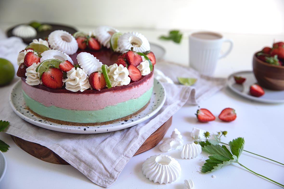 Mansikka-limejuustokakku