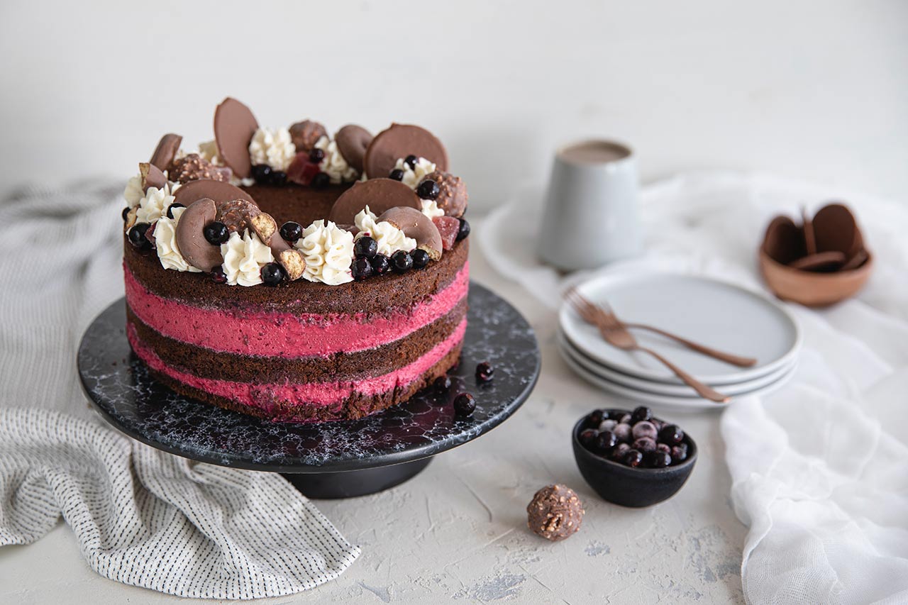 Mehevä mustaherukka-suklaatäytekakku