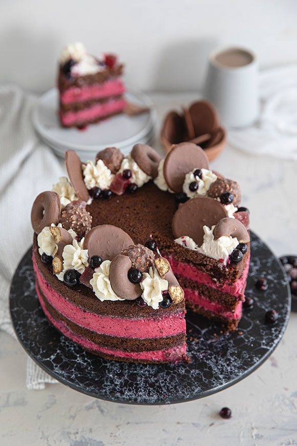 Mehevä mustaherukka-suklaatäytekakku