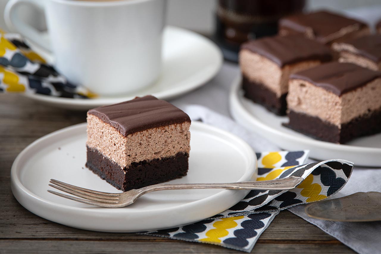 Neljän kerroksen suklaakakku