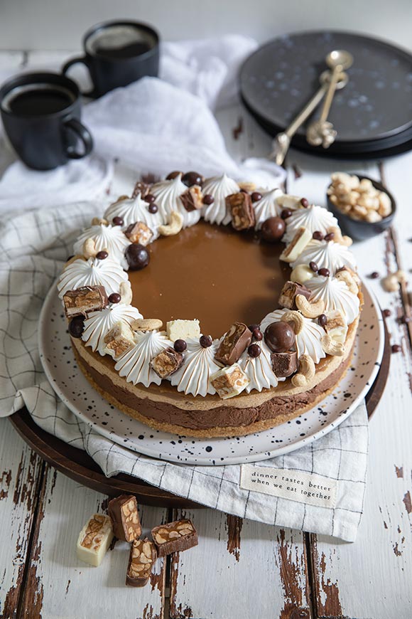 Suklaa-maapähkinäkakku kinuskikuorrutteella