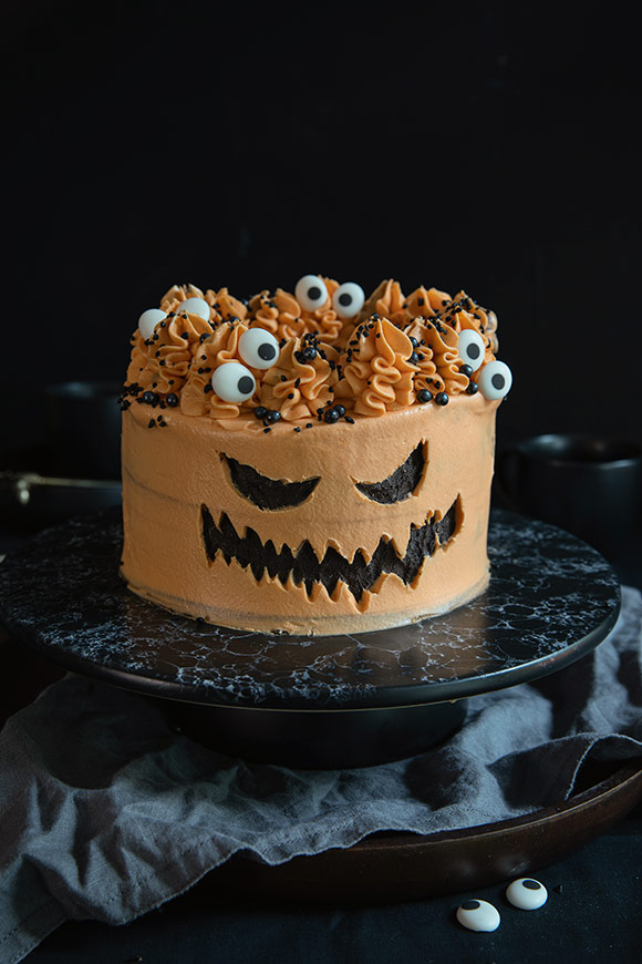 Kaiverrettu halloweenkakku