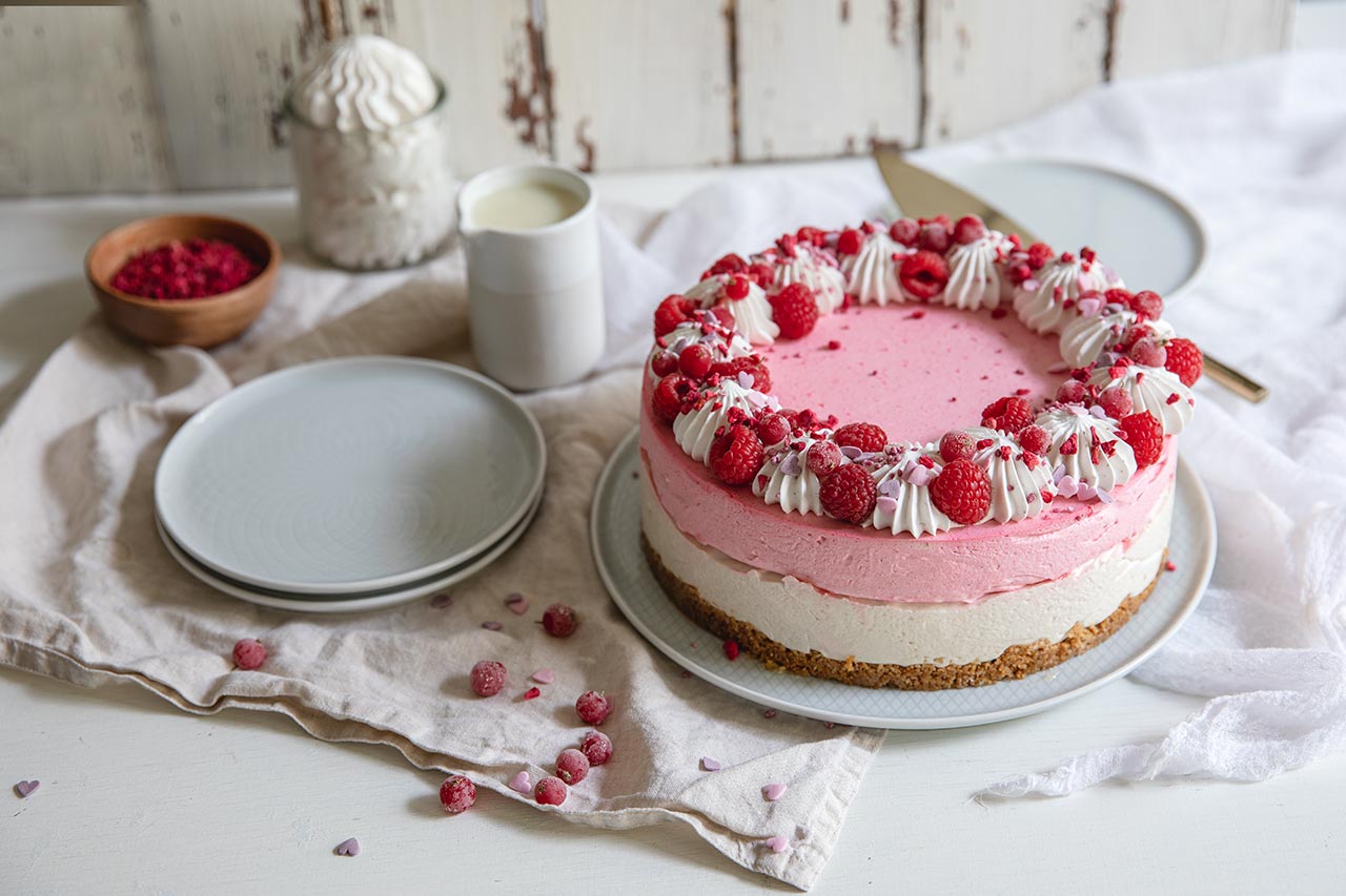 Vegaaninen punaherukka-valkosuklaakakku